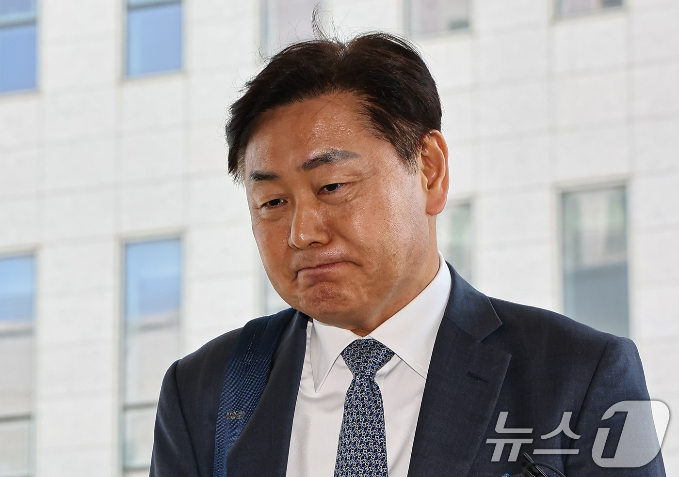 김관영 전북지사가 서울 양천구 남부지방법원에서 열린 더불어민주당 상대 가처분 신청 심문에 출석하며 취재진 질문에 답하고 있다.(기사 내용과 무관함.) 2026.4.7 ⓒ 뉴스1 김도우 기자