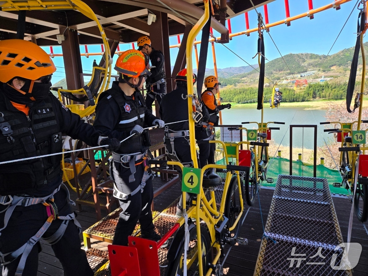 7일 구례소방서가  섬진강 스하강 레포츠 시설 안전사고 대비 민·관 합동 인명구조훈련을 실시하고있다(구례소방서 제공)