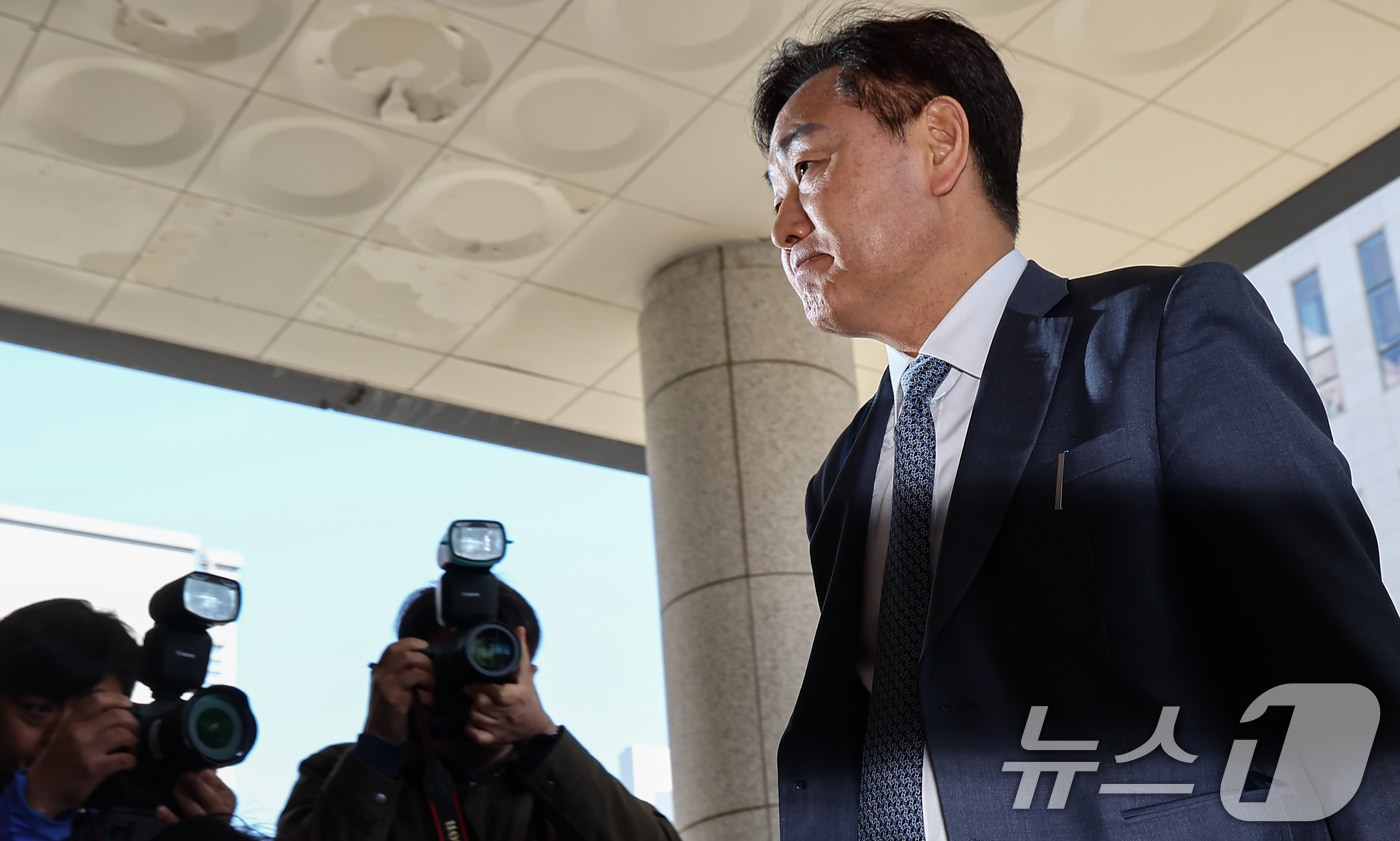 김관영 전북지사가 7일 서울 양천구 남부지방법원에서 열린 더불어민주당 상대 가처분 신청 심문에 출석하고 있다. 2026.4.7 ⓒ 뉴스1 김도우 기자