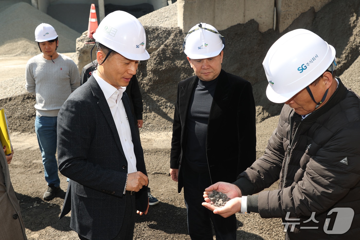 백호성 조달청 구매사업국장(왼쪽)이 아스콘 현장 생산시설을 점검하고 있다.(조달청 제공.재판매 및 DB금지)/뉴스1