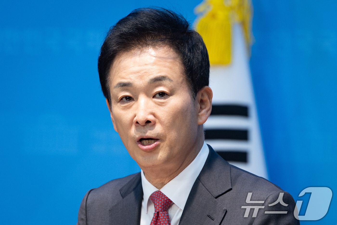 유영하 국민의힘 대구시장 예비후보가 7일 서울 여의도 국회 소통관에서 기자회견을 열고 대구시장 경선 공천배제(컷오프) 후 반발하고 있는 주호영 국회부의장에게 '선당후사'를 호소하며 공천결과 승복을 촉구하고 있다. 2026.4.7 ⓒ 뉴스1 유승관 기자