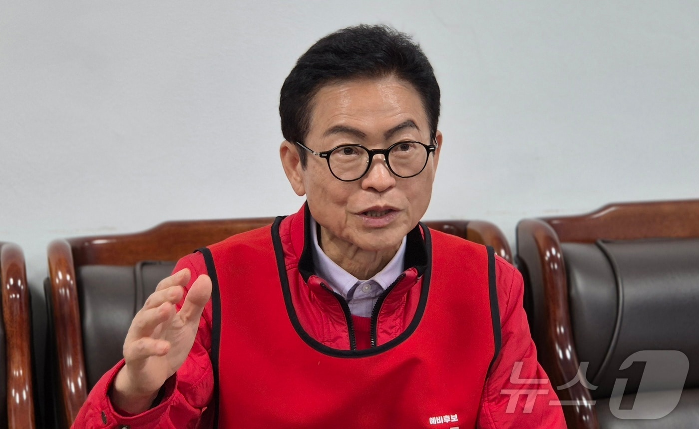 이철우 경북도지사 예비후보는 7일 예천군청 브리핑룸에서 기자간담회를 열고 경북 북부권 발전 구상과 함께 예천 발전을 위한 5대 비전을 제시했다. ⓒ 뉴스1 김대벽기자