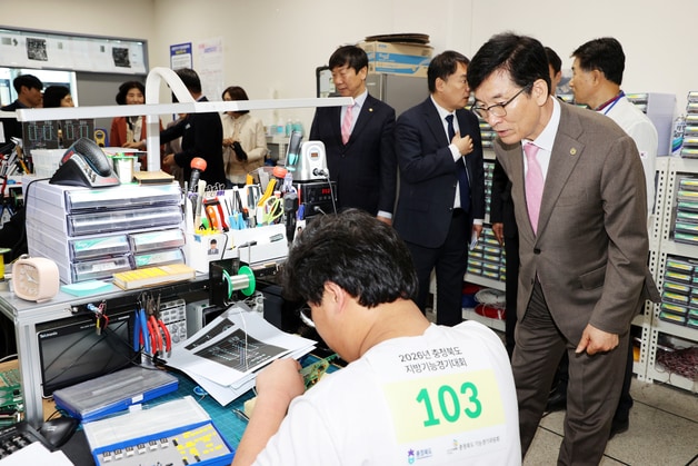 윤건영 충북교육감 7일 2026년 충북기능경기대회 경기장을 찾아 학생들을 격려하고 있다.(충북교육청 제공. 재판매 및 DB금지)