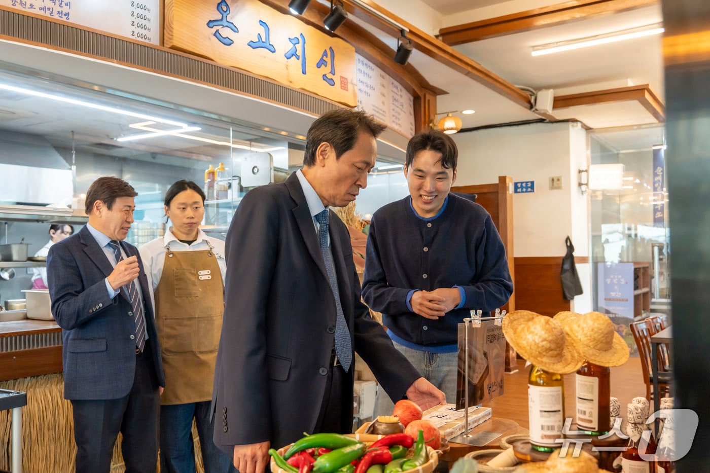 홍천 방앗간막국수를 방문한 우상호 더불어민주당 강원특별자치도지사 예비후보.(우상호 예비후보 측 제공. 재판매 및 DB금지)/뉴스1