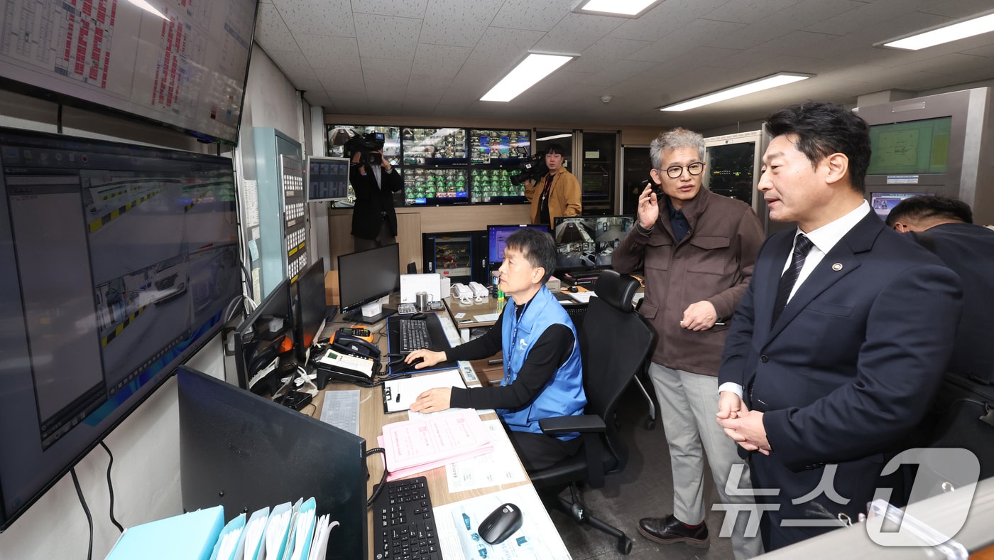 이호현 기후에너지환경부 2차관이 7일 오후 서울 종로구 종묘 공영주차장에서 오는 8일 부터 시행되는 '공영주차장 차량 5부제' 준비 상황을 사전 점검 하고 있다. 2026.4.7 ⓒ 뉴스1 임지훈 인턴기자