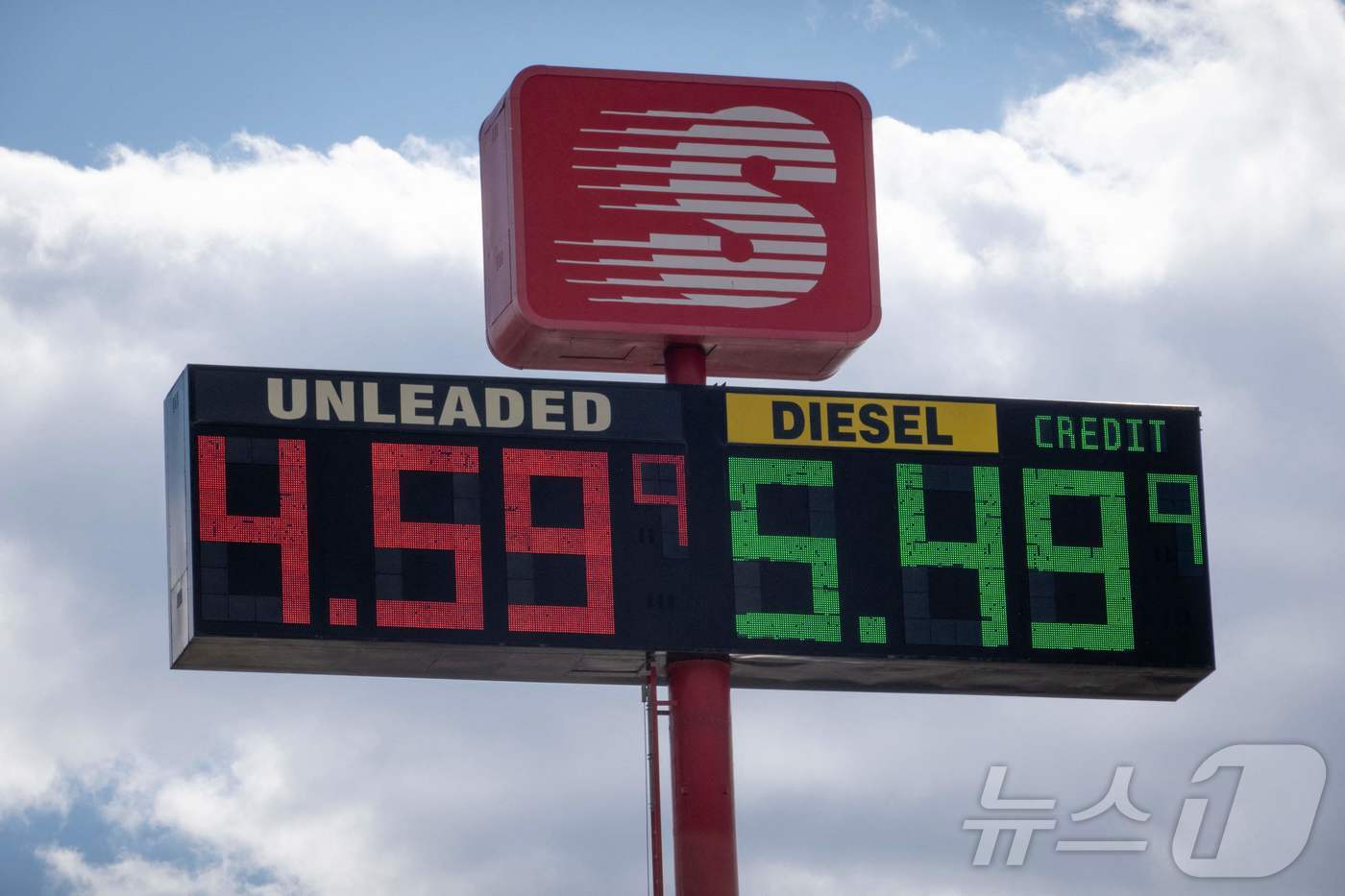 6일(현지시간) 미국 일리노이주 햄프셔의 한 트럭 휴게소에 연료 가격이 표시돼 있다. 이란과의 전쟁으로 인해 상품 운송 비용이 상승하면서 미국 평균 경유 가격이 갤런당 약 5.60달러(리터당 2226원)까지 올랐다. 2026.04.06. ⓒ AFP=뉴스1