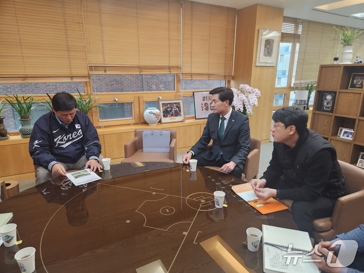 안병구 밀양시장(왼쪽 두 번째)이 6일 KBO 사무국을 찾아 허구연 KBO 총재(왼쪽 첫 번째)와 면담하고 있다.(밀양시 제공. 재판매 및 DB금지)