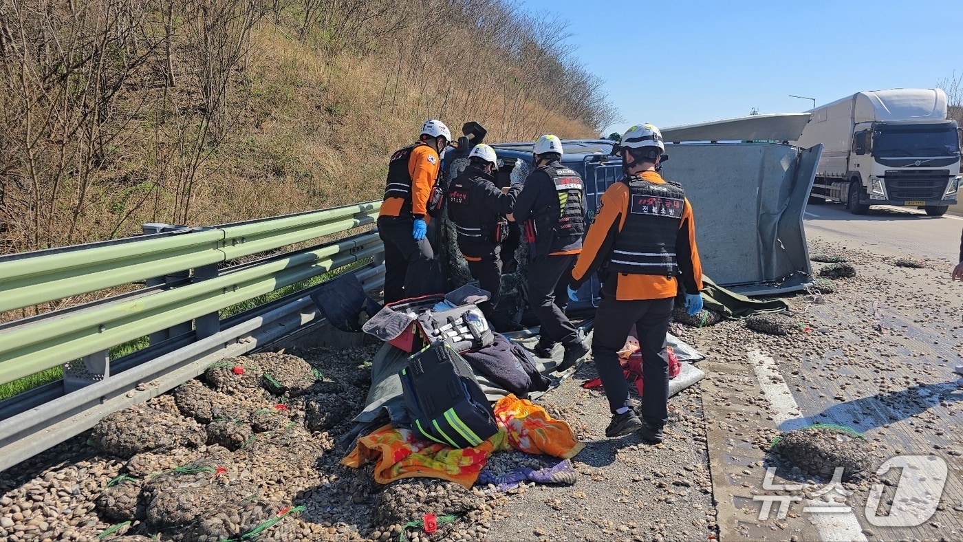 7일 오후 2시 52분께 전북 남원시 대산면 순천-완주 고속도로 상행선 60.2km 지점에서 17톤 윙바디가 1톤 트럭을 추돌하는 사고가 발생했다.(전북소방본부 제공. 재판매 및 DB금지)