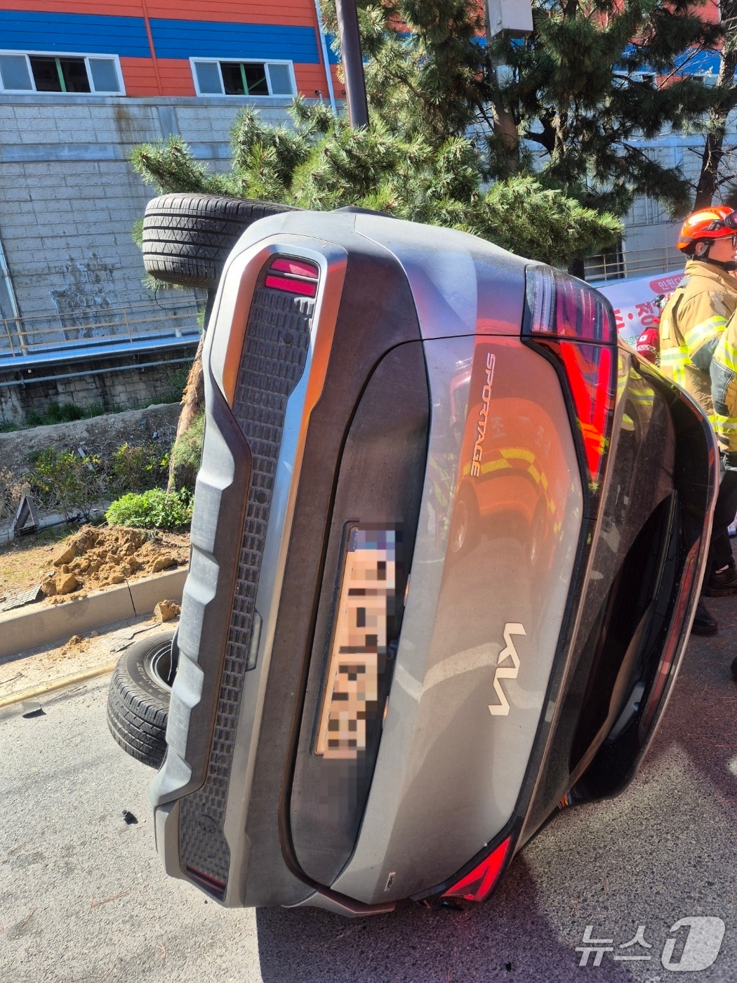 7일 오후 2시 8분께 울산 울주군 온산로를 달리던 스포츠유틸리티차량(SUV)이 전복되는 사고가 일어났다.(울산소방본부 제공. 재판매 및 DB금지)/뉴스1