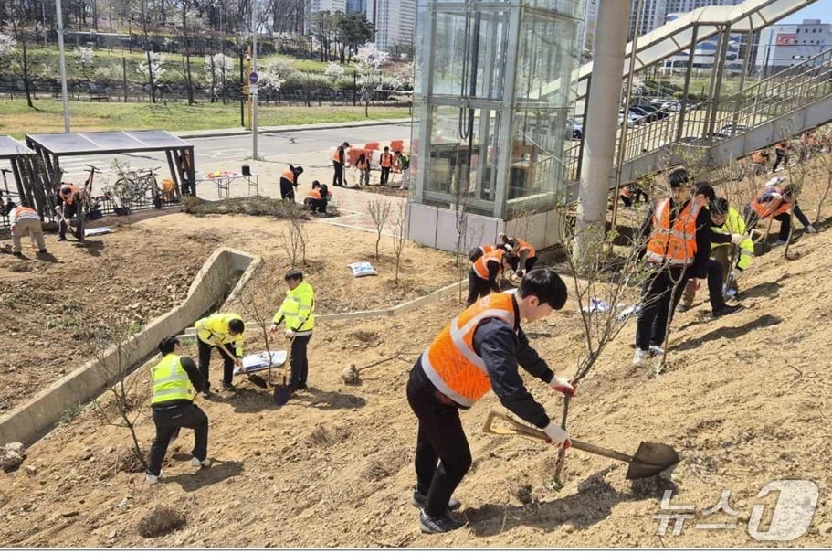 7일 한국도로공사 수도권본부와 시흥지사 직원들이 시흥영업소 주변에서 식목일 나무심기 행사를 하고 있다. (도공 수도권본부 제공, 재판매 및 DB금지)