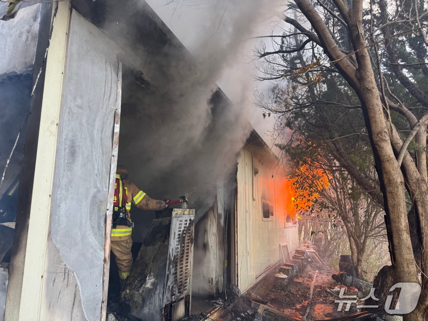 7일 부산 기장군 정관읍에서 발생한 농막 화재를 소방 대원이 진압하고 있다. (부산소방재난본부 제공. 재판매 및 DB금지)