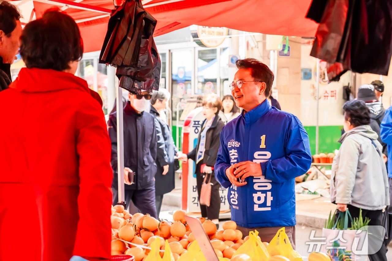 육동한 춘천시장 예비후보가 7일 춘천 풍물시장을 찾아 상인과 시민들을 만나 현장의 목소리를 청취하고 있다.(후보 측 제공, 재판매 및 DB금지)