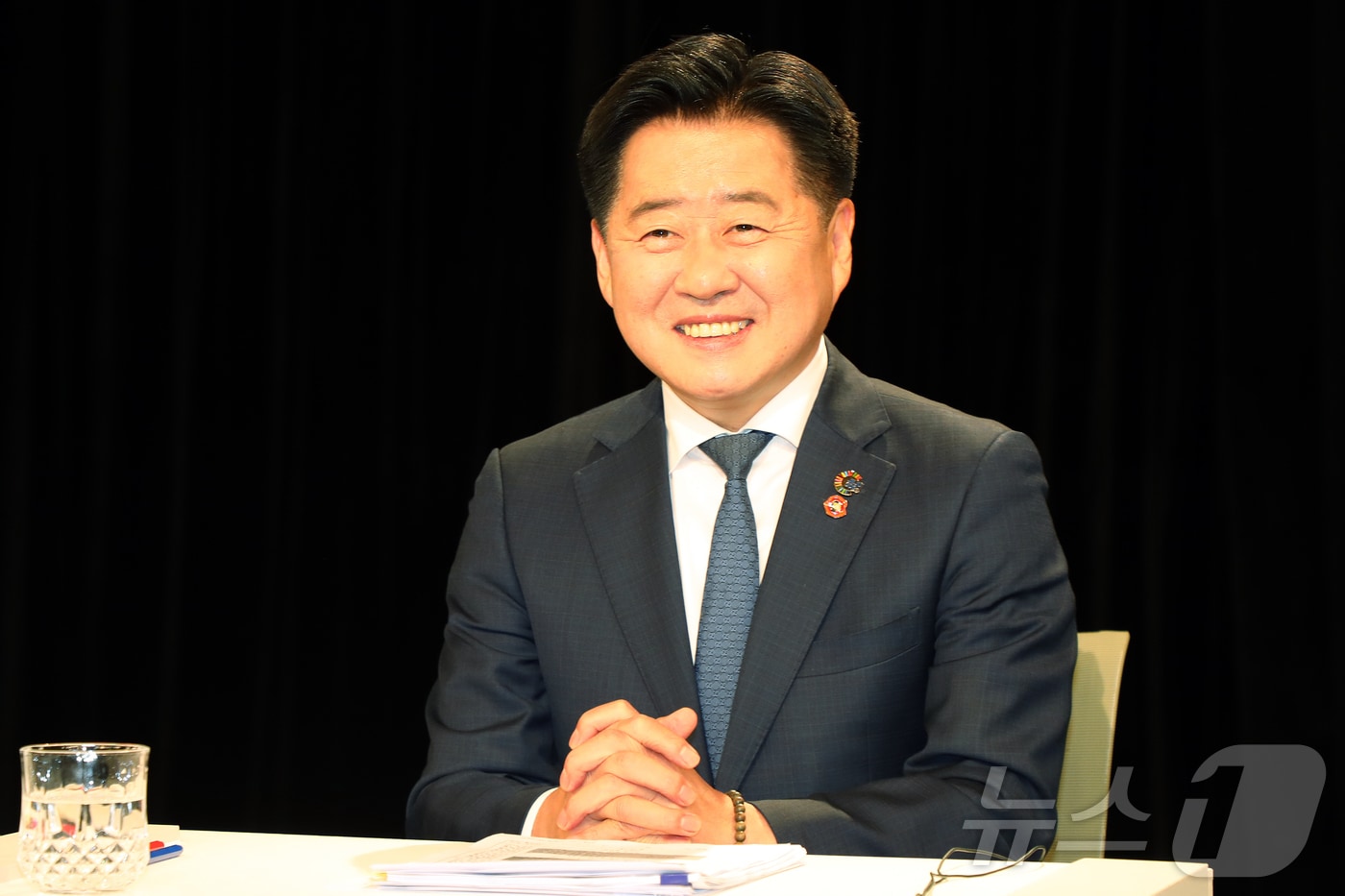 오영훈 더불어민주당 제주도지사 예비후보가 7일 오후 제주시 KBS제주방송총국 공개홀에서 열린 더불어민주당 제주도지사 본경선 후보자 합동 토론회에서 토론 준비를 하고 있다. 2026.4.7 ⓒ 뉴스1 오미란 기자