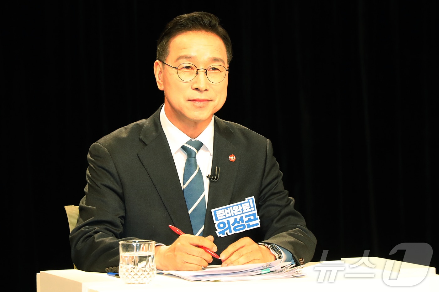 위성곤 국회의원(제주 서귀포시)이 7일 오후 제주시 KBS제주방송총국 공개홀에서 열린 더불어민주당 제주도지사 본경선 후보자 합동 토론회에서 토론 준비를 하고 있다. 2026.4.7 ⓒ 뉴스1 오미란 기자