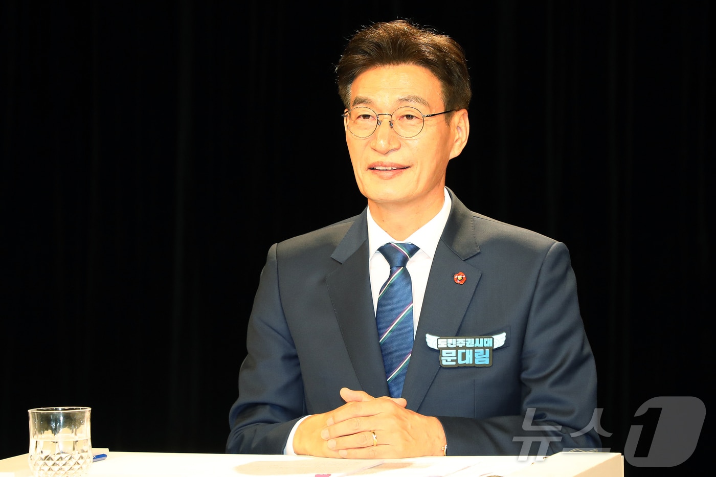 문대림 국회의원(제주 제주시 갑)이 7일 오후 제주시 KBS제주방송총국 공개홀에서 열린 더불어민주당 제주도지사 본경선 후보자 합동 토론회에서 토론 준비를 하고 있다. 2026.4.7 ⓒ 뉴스1 오미란 기자