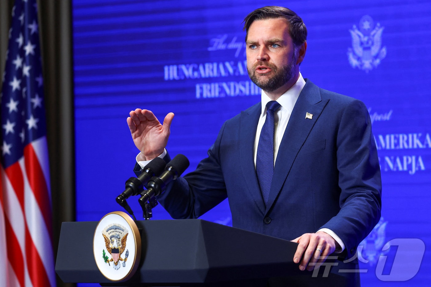 헝가리에서 기자회견 중인 JD 밴스