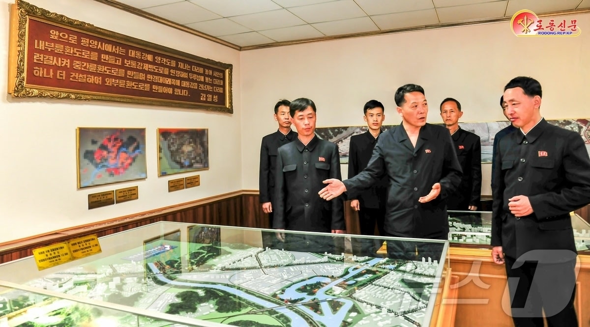 (평양 노동신문=뉴스1) = 북한 노동당 기관지 노동신문은 8일 평양도시계획설계연구소에서 "위대한 수령님(김일성)께서 수도 건설에 쌓으신 불멸의 업적을 깊이 체득하고 있다"라고 선전했다. [국내에서만 사용가능. 재배포 금지. DB 금지. For Use Only in the Republic of Korea. Redistribution Prohibited] rodongphoto@news1.kr