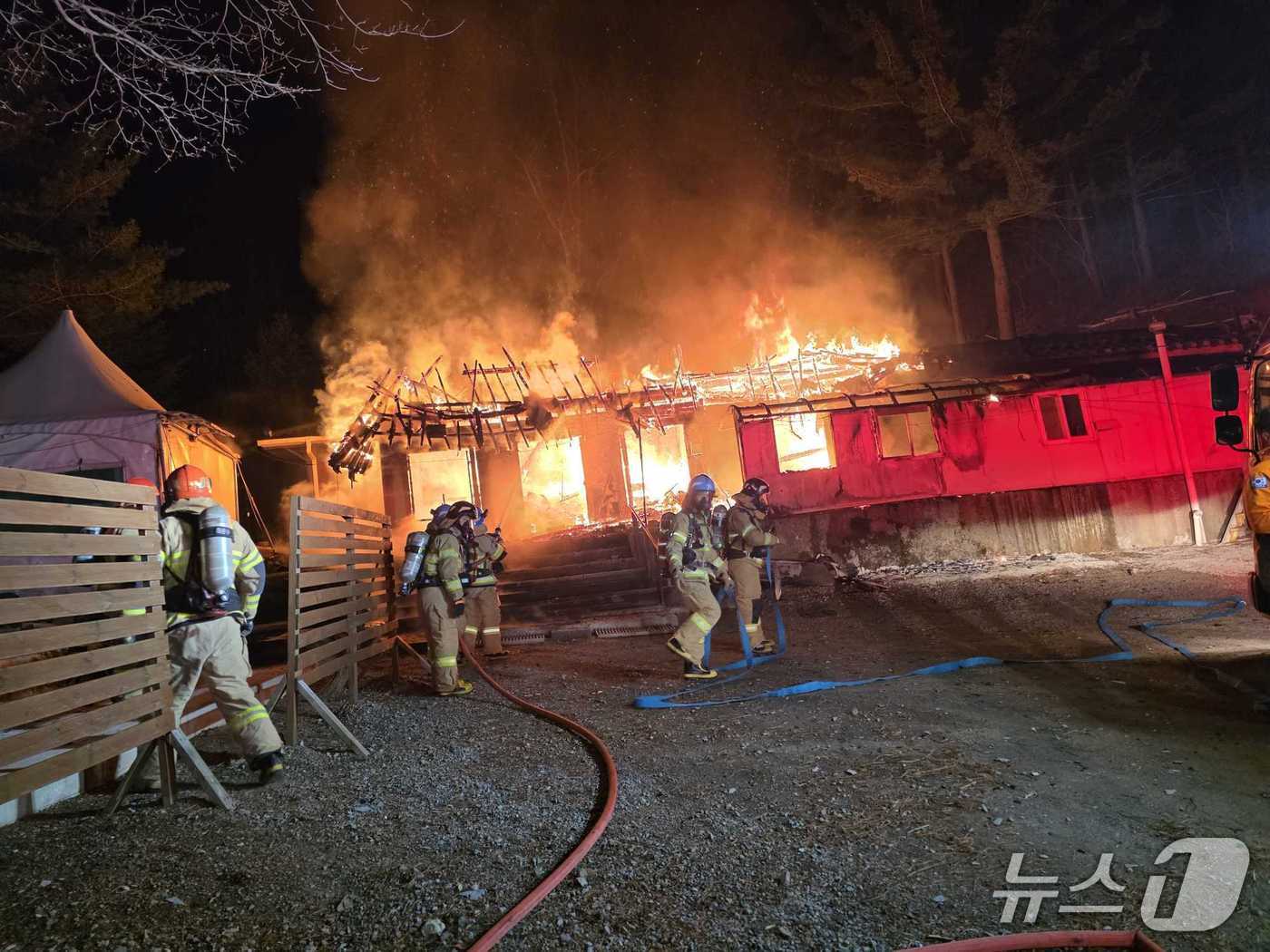 강원 태백 혈동의 한 사찰 주택 화재 현장.(강원도소방본부 제공, 재판매 및 DB금지)