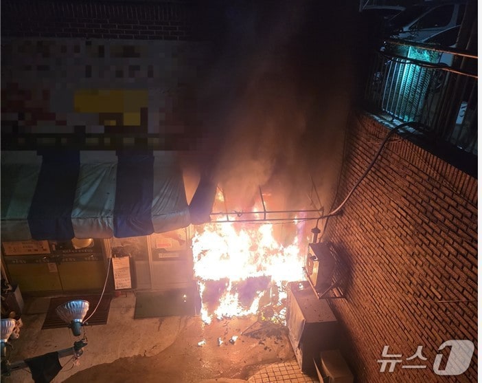 8일 0시 52분쯤 경북 구미시 남통동의 식당 수조 냉각기에서 불이나 화염이 치솟고 있다.(경북소방본부 제공. 재판매 및 DB 금지)2026.4.8/뉴스1