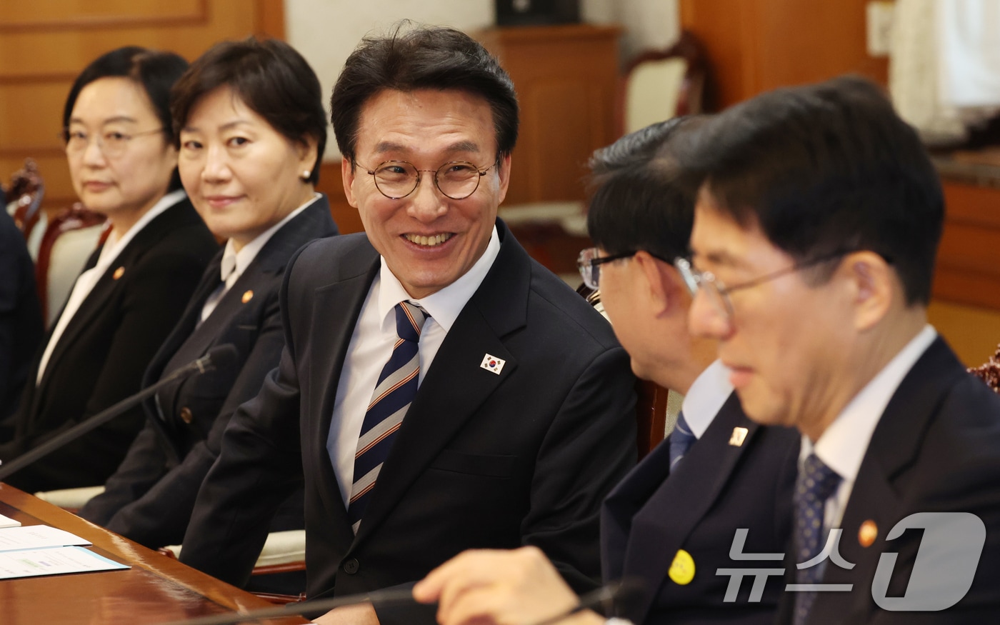 김민석 국무총리와 김성환 기후에너지환경부 장관이 서울 종로구 세종대로 정부서울청사에서 열린 비상경제본부회의에 참석하며 인사를 하고 있다. 2026.4.8 ⓒ 뉴스1 김명섭 기자