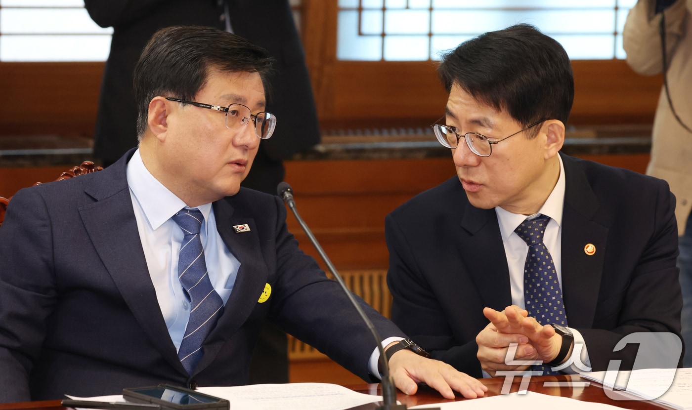 김성환 기후에너지환경부 장관(왼쪽)과 황종우 해양수산부 장관이 8일 오전 서울 종로구 세종대로 정부서울청사에서 열린 비상경제본부회의에서 대화를 하고 있다. 2026.4.8 ⓒ 뉴스1 김명섭 기자