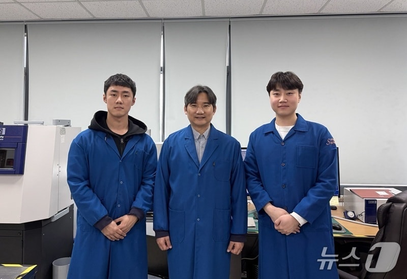 왼쪽부터 KAIST 김연규 박사과정, 홍승범 교수, 박건우 석·박사통합과정생(KAIST 제공) /뉴스1