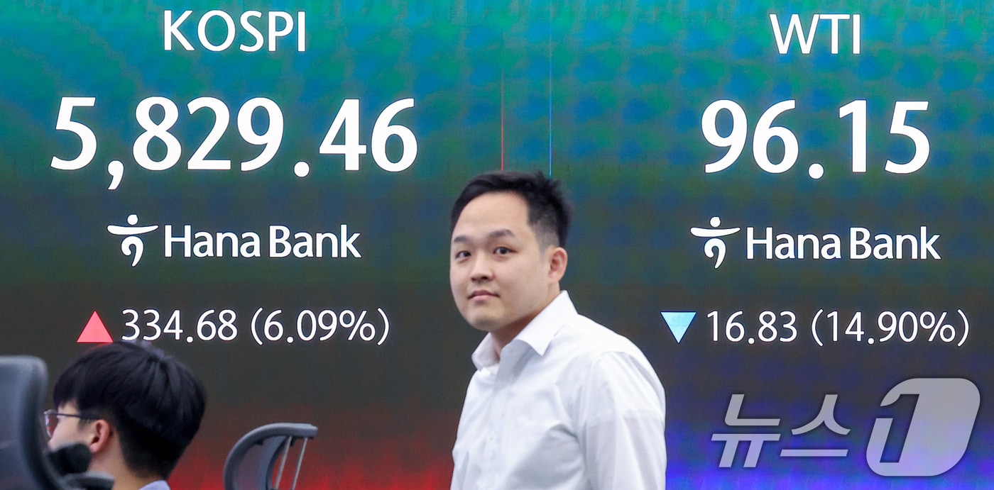 미국과 이란의 2주간 휴전에 매수 사이드카가 발동한 8일 오전 서울 중구 하나은행 본점 딜링룸에 개장 시황이 나오고 있다. 이날 코스피는 8일 오전 9시 5분 코스피는 전일 종가와 비교해 317.48포인트(5.78%) 상승한 5812.26, 코스닥은 전일 대비 40.37포인트(3.89%) 상승한 1077.10으로 개장했다. 2026.4.8 ⓒ 뉴스1 김성진 기자