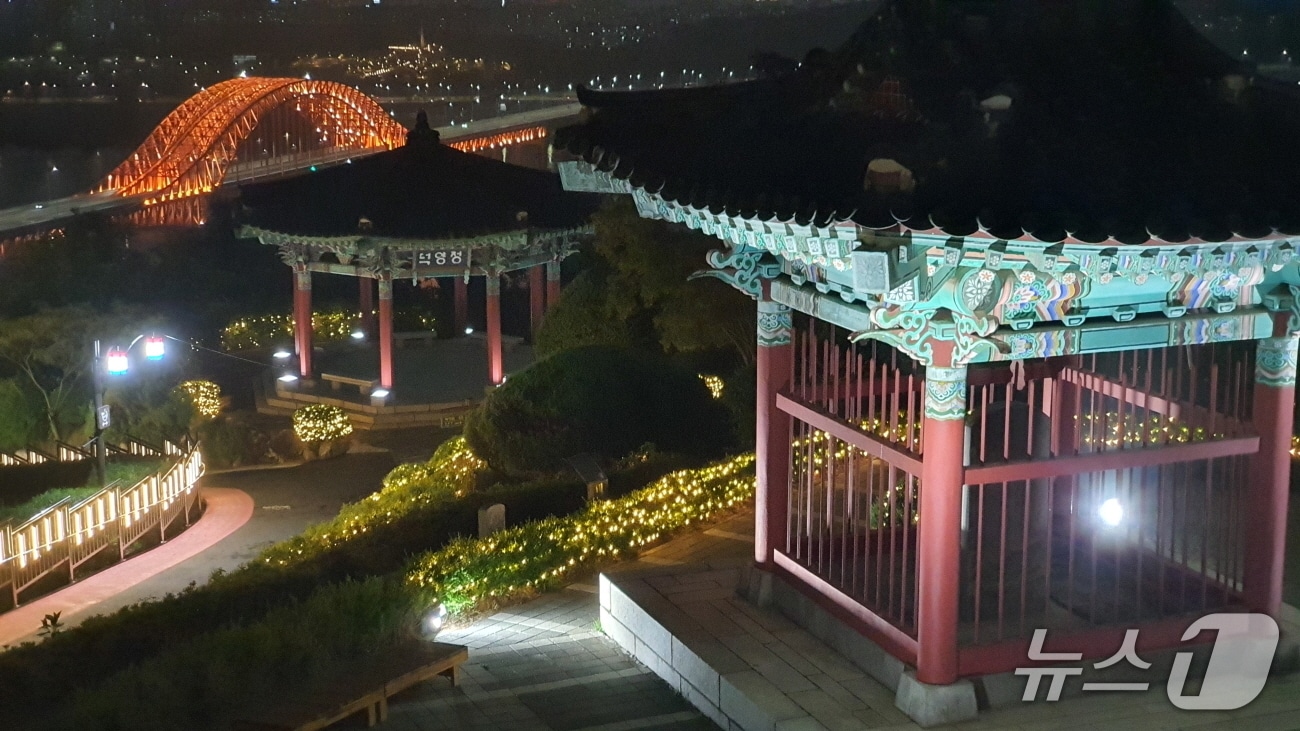 지난달부터 야간 개장이 진행중인 고양시 행주산성의 정상에서 바라본 한강과 행주대교. (고양시 제공, 재판매 및 DB금지)