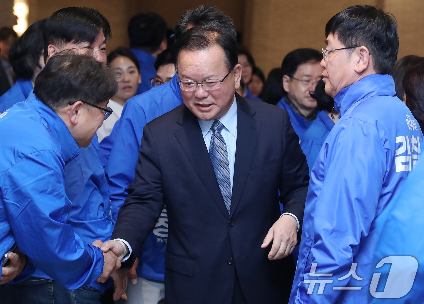 대구시장 선거 출마를 선언한 김부겸 전 총리가 8일 오전 대구 북구 인터불고 엑스코 호텔에서 열린 더불어민주당 현장최고위원회의에서 민주당 지방선거 출마자와 인사 나누고 있다. 2026.4.8 ⓒ 뉴스1 공정식 기자