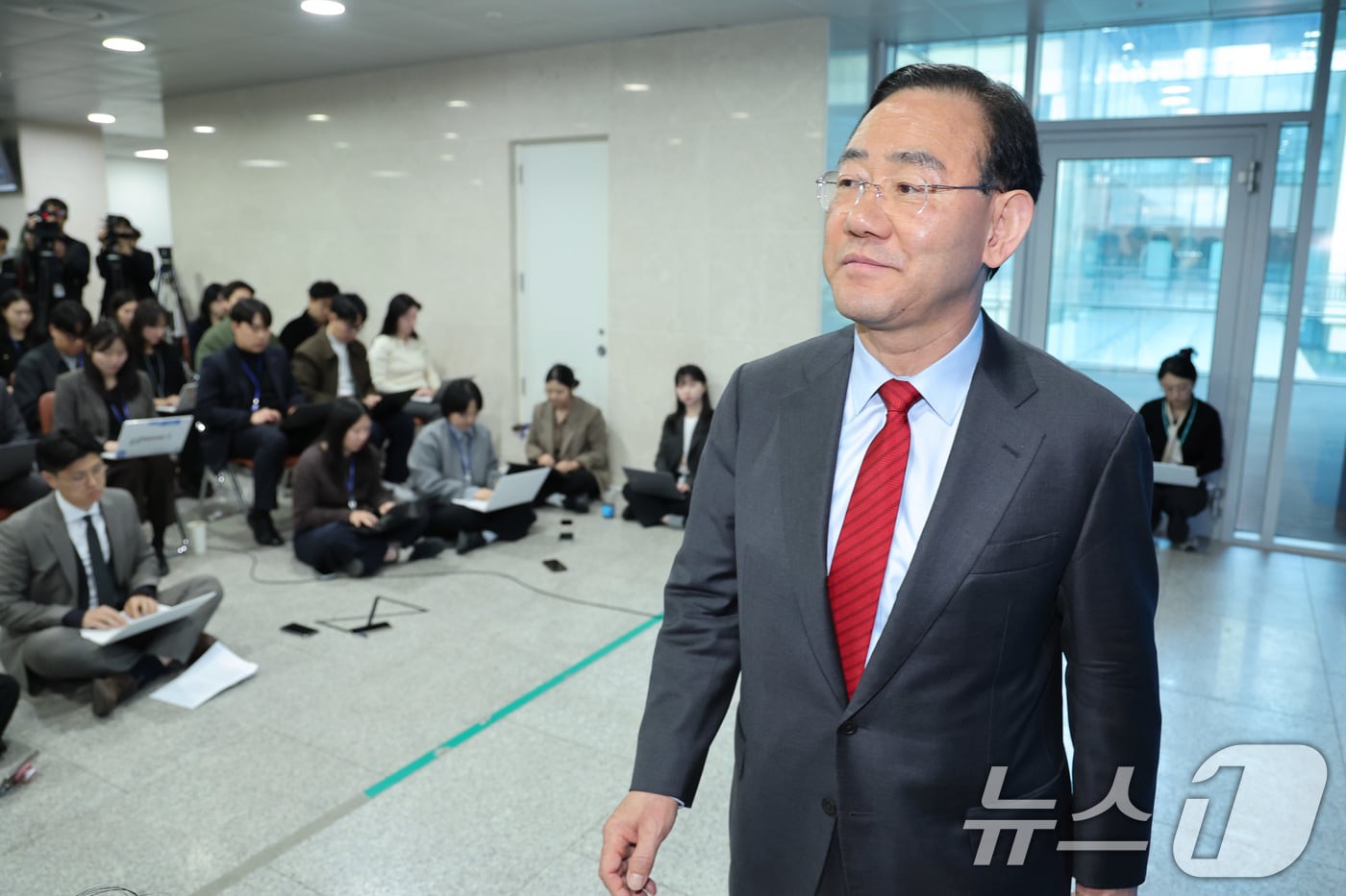 6.3 지방선거 국민의힘 대구시장 경선에서 컷오프(공천 배제)된 주호영 국회부의장이 8일 서울 여의도 국회에서 컷오프 관련 기자회견을 마친 후 소통관을 나서고 있다. 2026.4.8 ⓒ 뉴스1 신웅수 기자