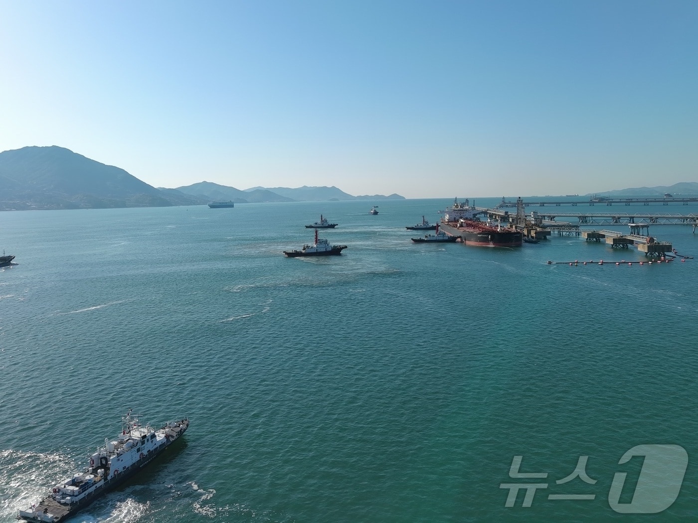 여수해경이 8일 8만톤급 대형 유조선 NANTUCKET호가 안전하게 원유부두로 입항할 수 있도록 호송을 진행하고 있다. (여수해경 제공. 재판매 및 DB금지) ⓒ 뉴스1 김성준 기자