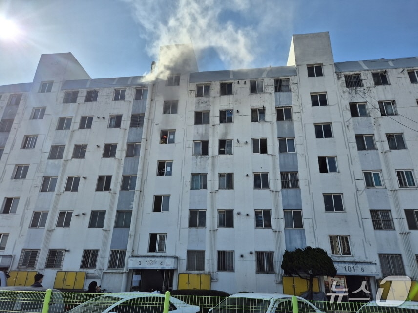 당진 송악읍 반촌리 아파트 화재 현장. (당진소방서 제공, 재판매 및 DB금지) / 뉴스1