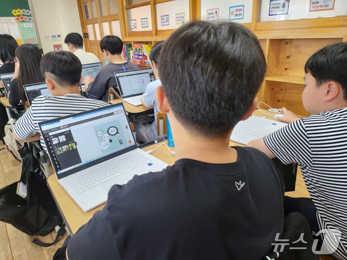 충남교육청이 도입한 인공지능 웹툰 제작 서비스를 이용해 학생이 수업을 듣고 있는 모습. (충남교육청 제공, 재판매 및 DB금지) / 뉴스1