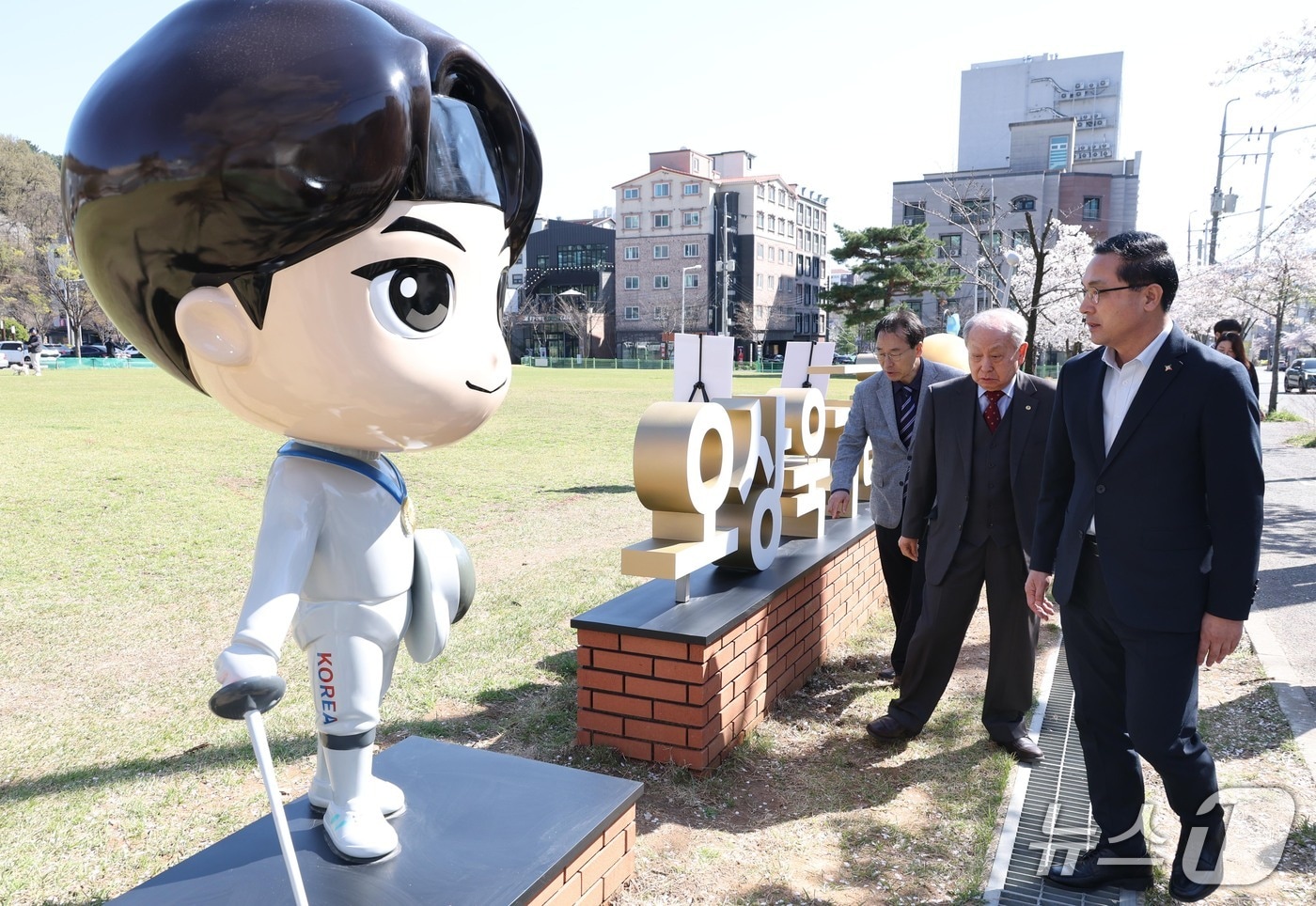 박희조 동구청장이 대전대 인근에 설치된 오상욱 조형물을 살피고 있다.(동구 제공. 재판매 및 DB금지)/뉴스1