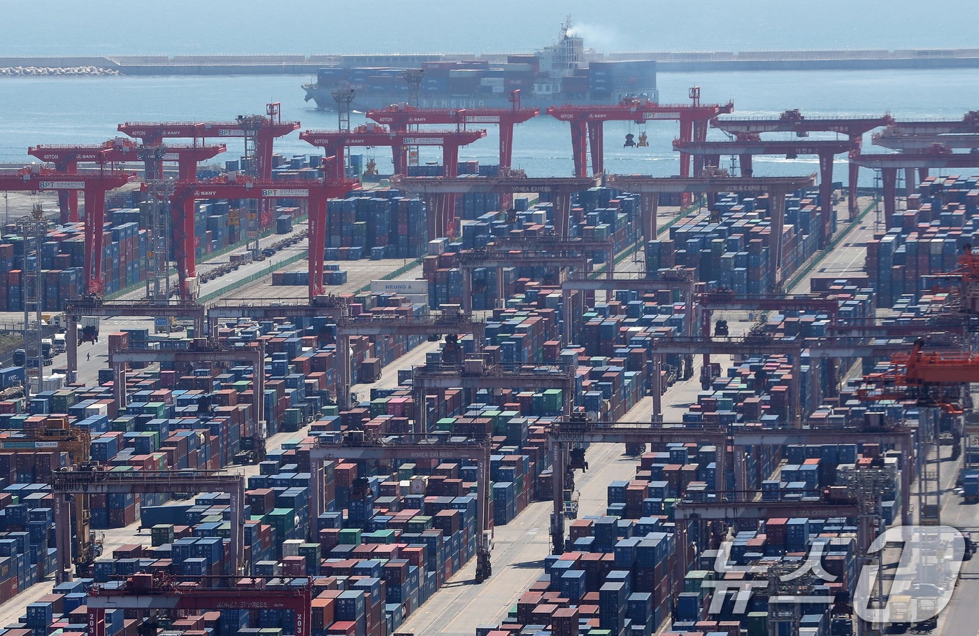 부산항 신선대부두 전경  2026.4.8 ⓒ 뉴스1 윤일지 기자