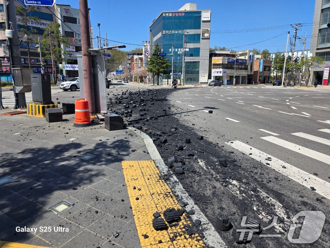 8일 오전 11시 40분쯤 경북 포항시 북구 육거리 교차로에서 트럭에 실려있던 수백장이 도로에 쏟아져 운전자들이 불편을 겪었다. 경찰과 북구청은 1시간여 교통을 통제하고 현장을 정리했다.(독자 제공, 재판매 및 DB금지) 2026.4.8 ⓒ 뉴스1 최창호 기자
