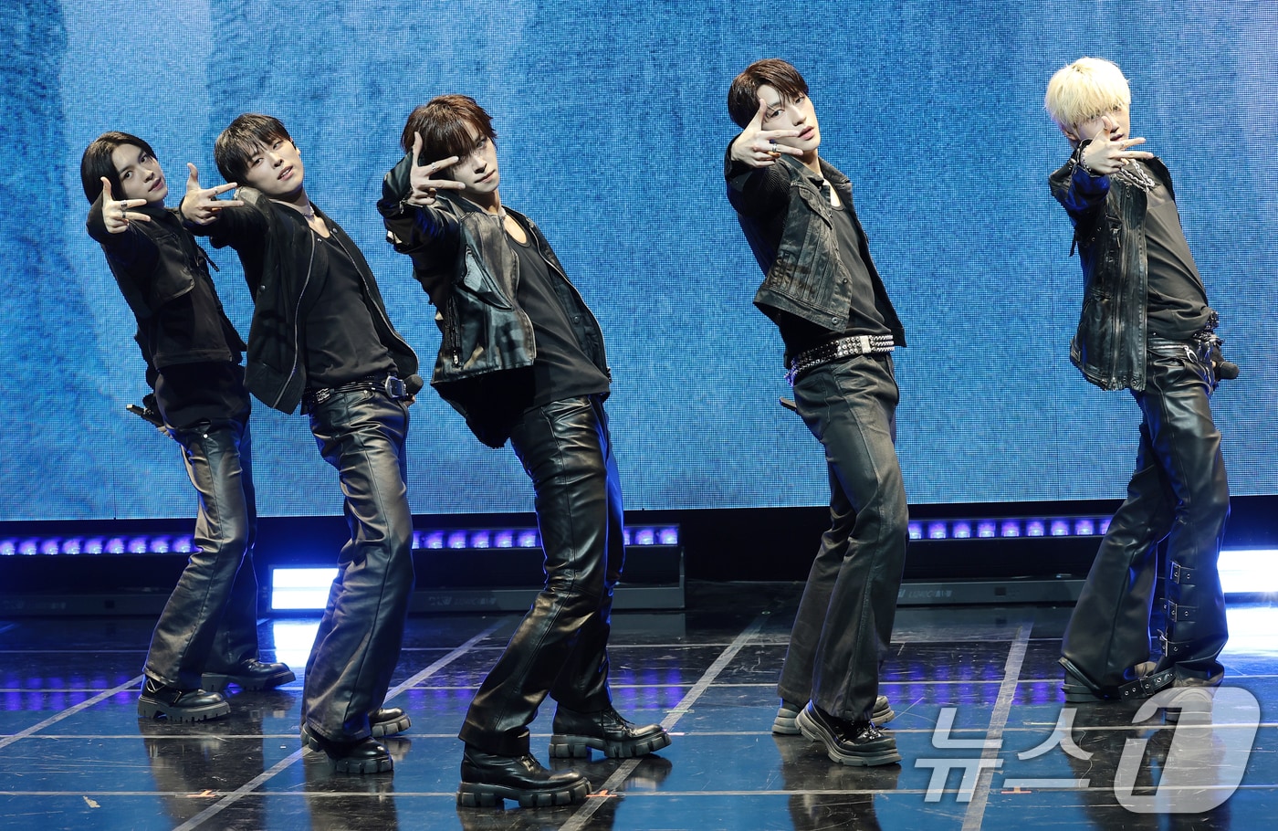 그룹 키빗업이 8일 서울 마포구 NOL씨어터 합정 동양생명홀에서 열린 첫 EP 앨범 ‘KEYVITUP(키빗업)’ 쇼케이스에서 타이틀 곡을 선보이고 있다. ⓒ 뉴스1 권현진 기자