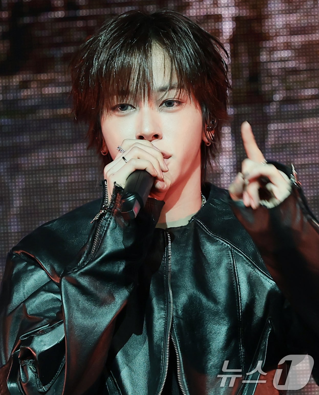 그룹 키빗업 루키아가 8일 서울 마포구 NOL씨어터 합정 동양생명홀에서 열린 첫 EP 앨범 ‘KEYVITUP(키빗업)’ 쇼케이스에서 타이틀 곡을 선보이고 있다. 2026.4.8 ⓒ 뉴스1 권현진 기자