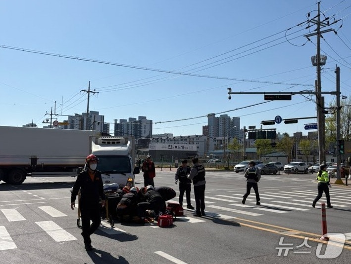 8일 오전 9시 32분께 전북 익산시 동산동의 한 사거리에서 1톤 화물차가 보행자를 치는 사고가 발생했다.(전북소방본부 제공. 재판매 및 DB금지)