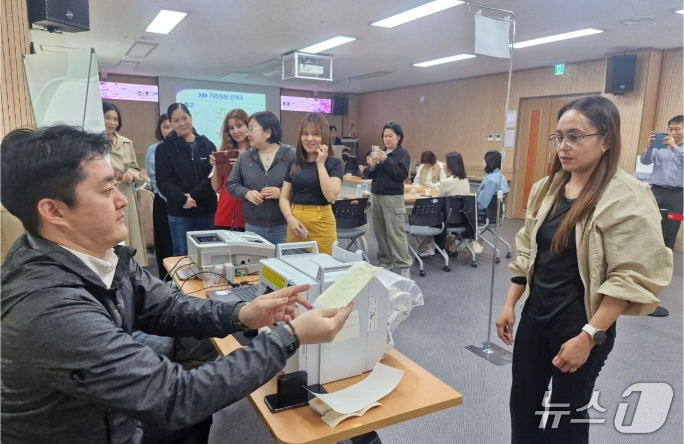 울산시 선거관리위원회가 지난 3일 6·3 지방선거를 앞두고 중구가족센터와 협업을 통해 다문화가족 대상 선거 교육 및 투표체험을 실시했다.(울산 선관위 제공. 재판매 및 DB금지)/뉴스1
