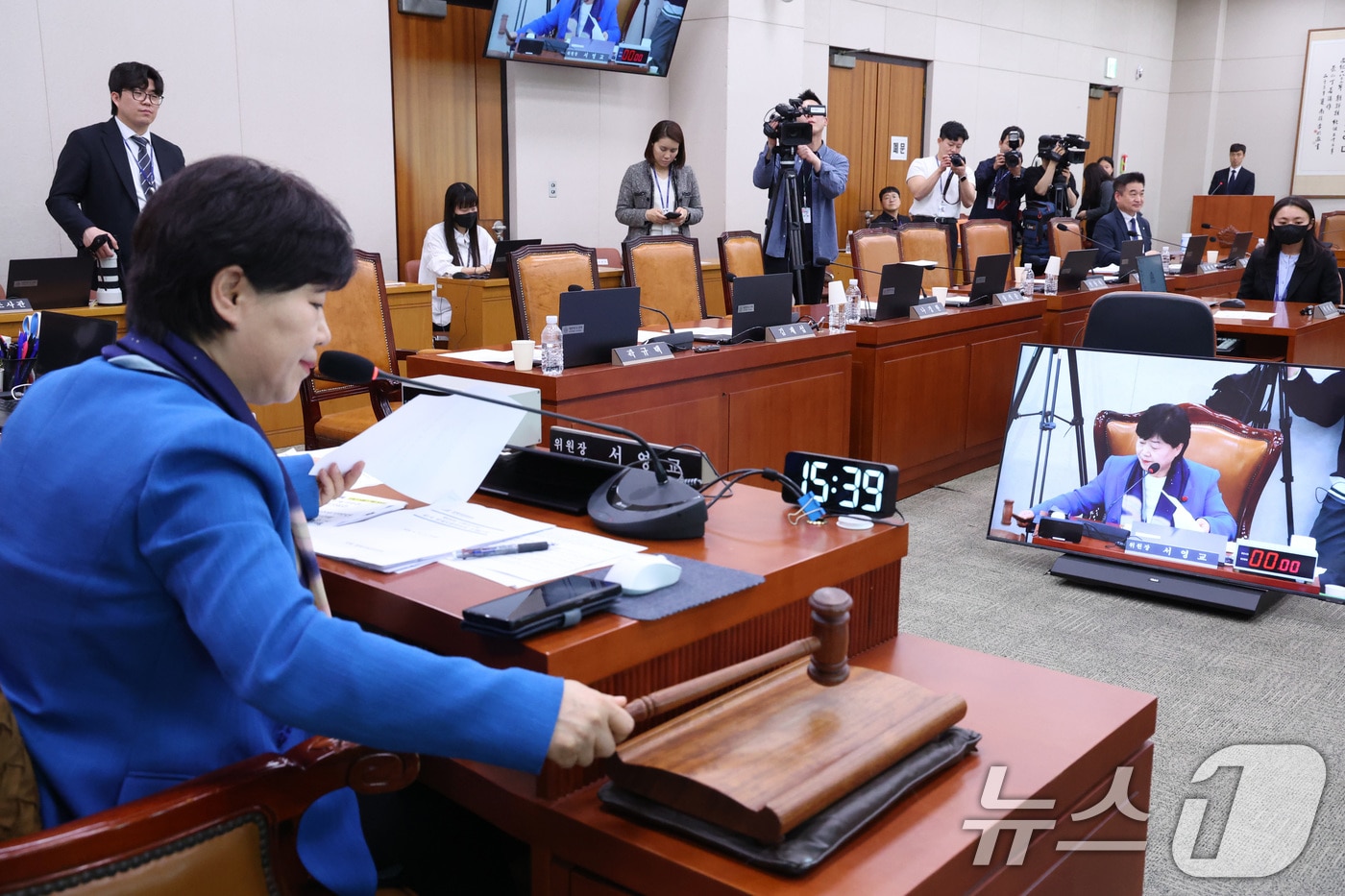 서영교 위원장이 8일 서울 여의도 국회에서 열린 법제사법위원회 전체회의에서 박상용 검사 위증죄 고발의 건을 의결하고 있다. 2026.4.8 ⓒ 뉴스1 신웅수 기자