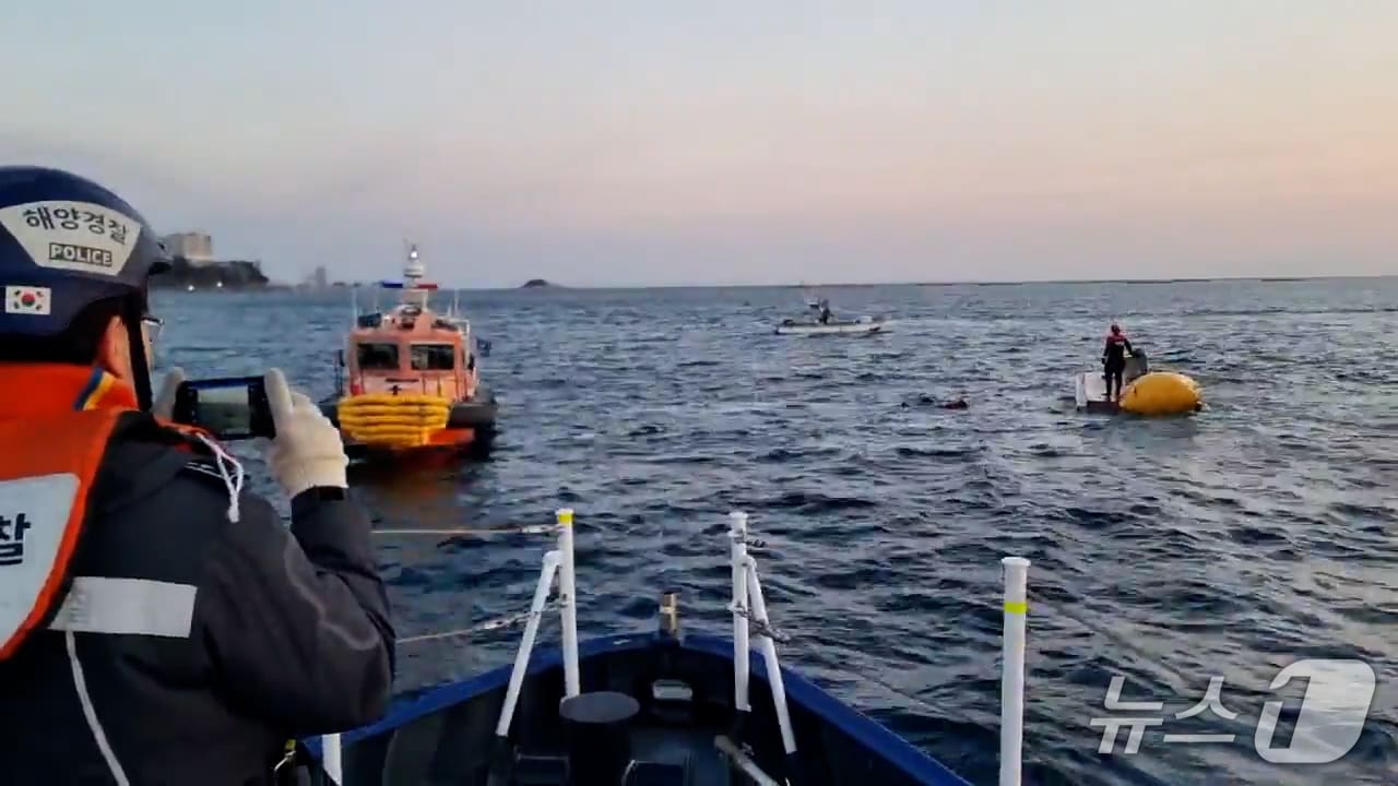 지난 7일 새벽 강원 속초시 대포항 인근 해상 어선 전복 사고 현장서 실종 선장 수색 중인 속초해경.(속초해경 제공, 재판매 및 DB 금지)