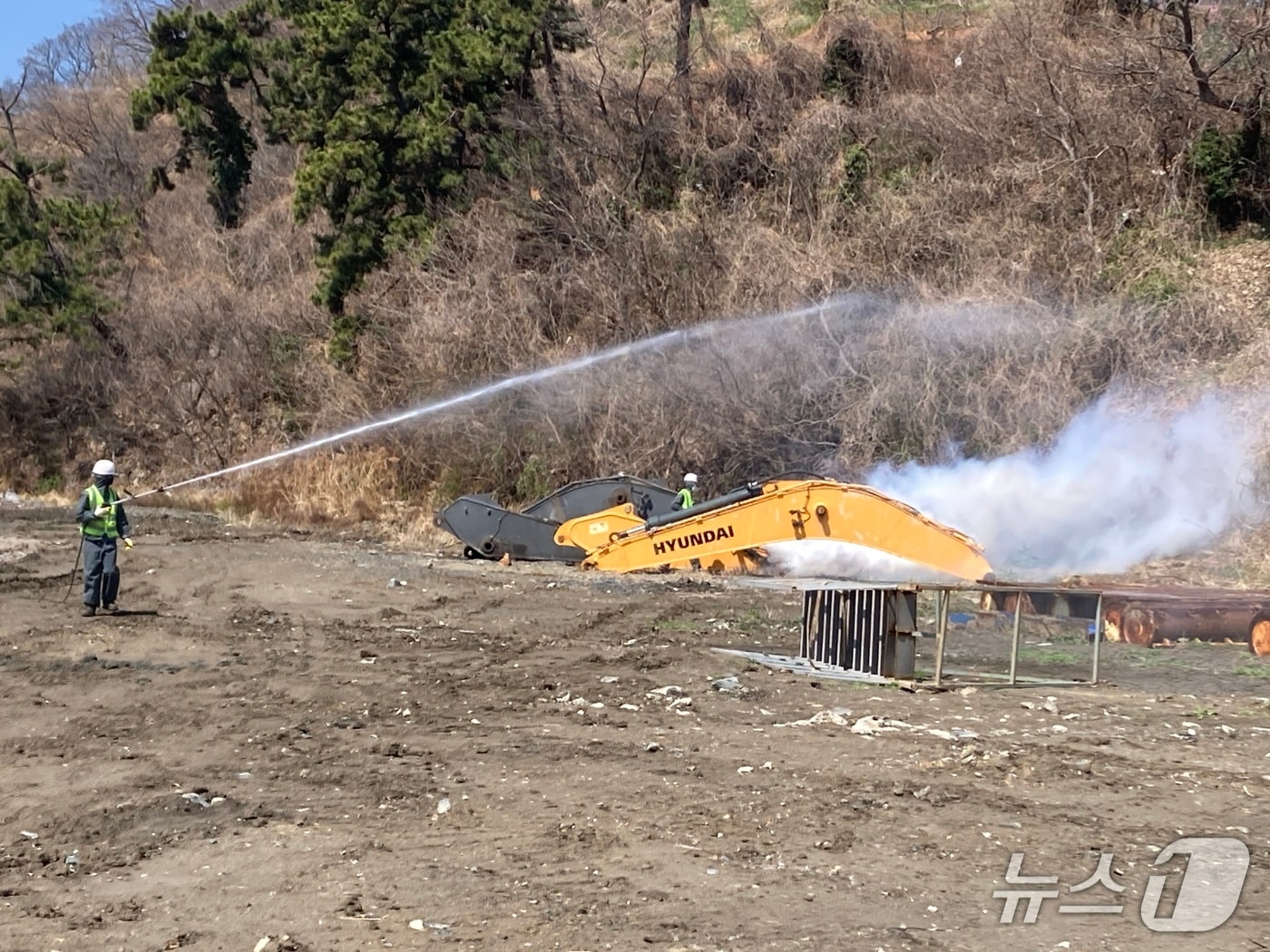 지난 7일 실시한 준설토 매립장 방역 모습 (부산지방해양수산청 제공. 재판매 및 DB금지)