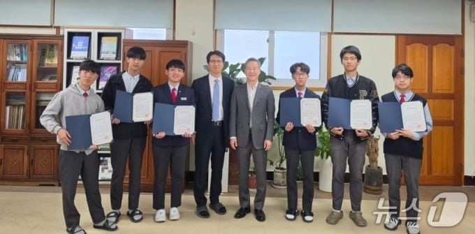 홍선근 KEF 이사장, 평택고 학생 6명에게 학업장려금 지급 - 뉴스 썸네일 이미지