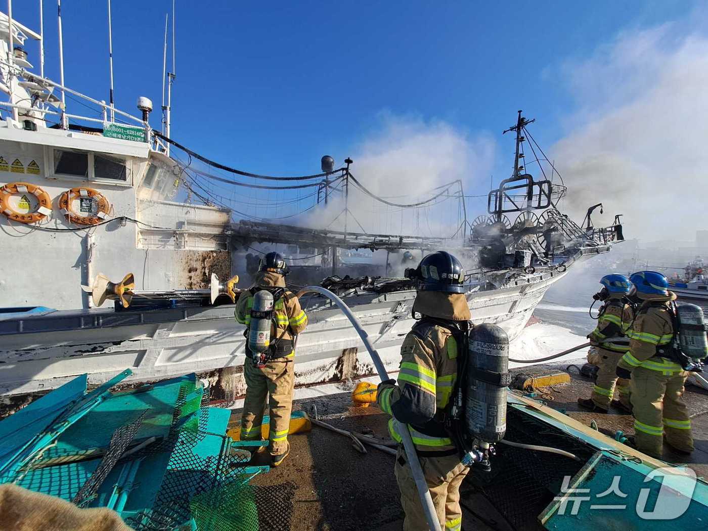 강원 강릉 주문진읍 주무진 주문리 선박 사고 현장.(강원도소방본부 제공, 재판매 및 DB금지)