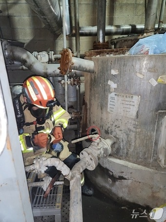 8일 오후 3시 10분께 울산 울주군 온산읍 소재 펄프·제지 생산업체 무림피앤피 공장에서 가스 흡입 사고가 발생했다.(울산소방 제공. 재판매 및 DB금지)/뉴스1