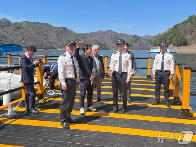 8일 전남소방본부와 K-water 영·섬유역본부는 장흥댐 충수지역을 확인하고 있다.(전남소방본부 제공. 재판매 및 DB 금지)