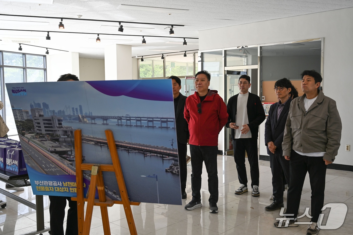 정연욱 의원이 남천마리나 현장을 점검하고 있다.(정연욱 의원실 제공. 재판매 및 DB금지)