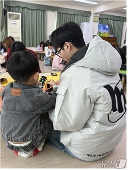 경기대학교 SW중심대학사업단 소속 SW학생봉사단이 지난 7일 수원지역 보육원인 경동원을 방문해 '제10회 AI·SW 체험 교육 봉사'를 진행하고 있다. (경기대 제공. 재판매 및 DB 금지) 2026.4.8/뉴스1