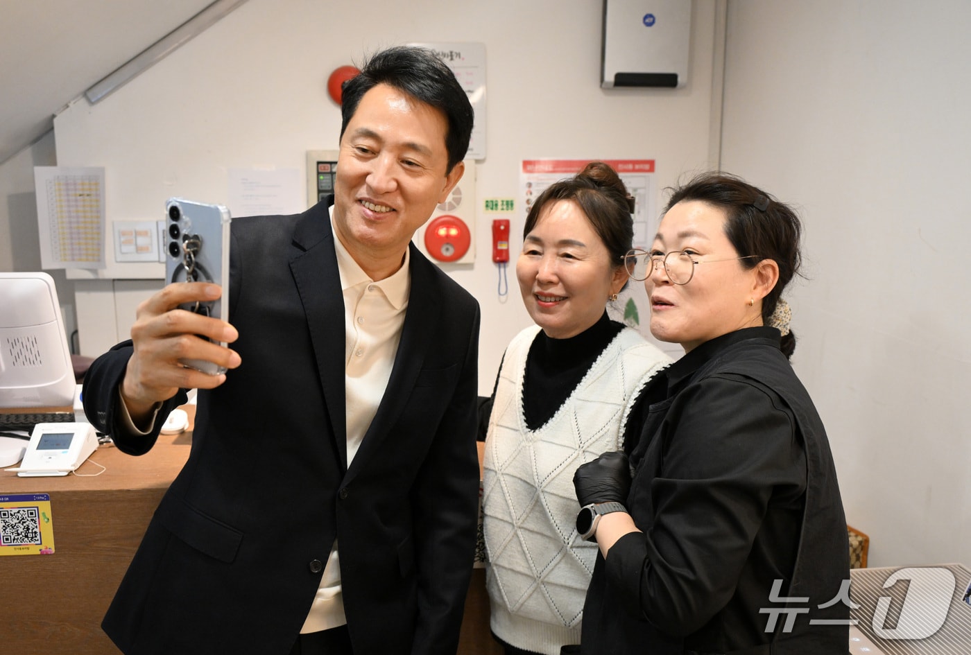 오세훈 서울시장이 8일 '통쾌한 한끼’' 인증 식당에서 시민들과 사진을 촬영하고 있다.(서울시 제공)